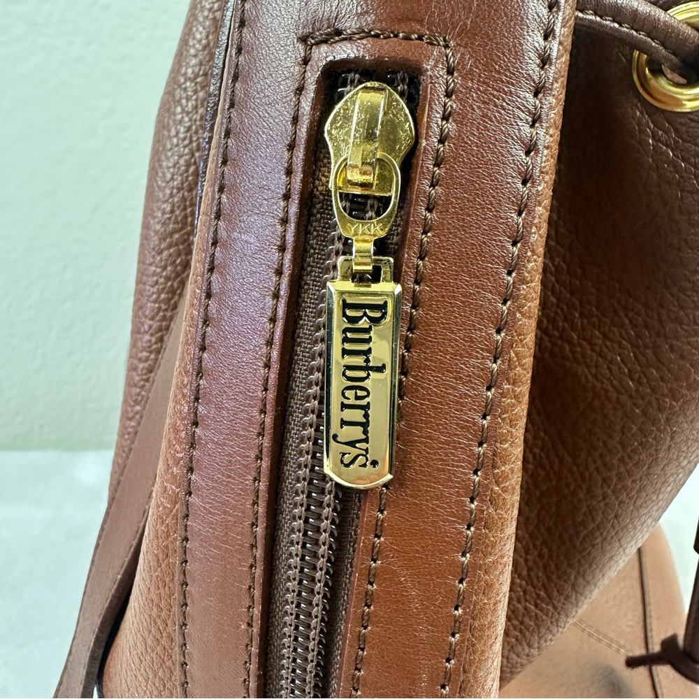 Burberry Brown Bucket Bag with Luxurious Leather Finish - Picture 4 of 15